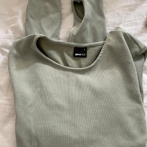 Träningströja Gina tricot  - Grön träningströja från Gina tricot. Knappt använd. Köparen står för frakten. 