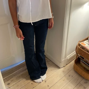 Mörkblå basic jeans💙 - Basic jeans som passar till allt! Fin färg och bra skick❤️