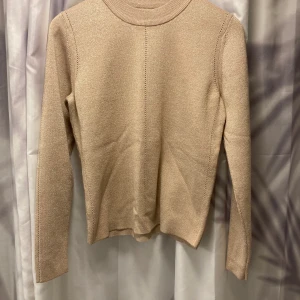 Tröja - Fin stickad tröja i guld i fint skick använd fåtal gånger.