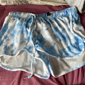 Shorts - Säljer dem här fina Lena pjymas shortsen/shortsen. Jätte lent material blåa.