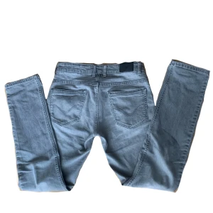 Lågmidjade gråa jeans M - Gråa lågmidjade jeans med fina detaljer på fickorna. Det står inte exakta storleken men jag har 27/28w, 36/38 eller M i byxor. De är lite försmå och tog därför beslutet att sälja de. Jag är 170cm. Kontakta vid intresse