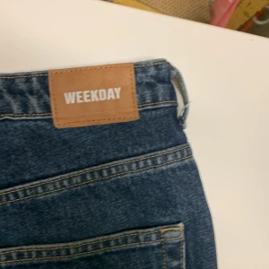 Weekday jeans - Köpta på secondhand men i bra skick. Jag är 172cm lång och de är bra i längden med små vid låren