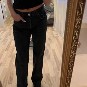 Mid-Rise jeans från zara, storlek 36🤍 Bud från 120kr, köpare står för frakt!