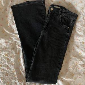 Så snygga utsvängda jeans från Gina Tricot. Jag skulle säga att de är små i storleken, de är i storlek 44 men passar mig som vanligtvis har 38. Köparen står för frakt💙