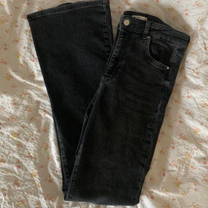 Utsvängda jeans - Så snygga utsvängda jeans från Gina Tricot. Jag skulle säga att de är små i storleken, de är i storlek 44 men passar mig som vanligtvis har 38. Köparen står för frakt💙