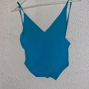Topp från zara - blå och fin, går att ha som den är eller under kavaj med kostymbyxor. 💙🧚🏼‍♂️