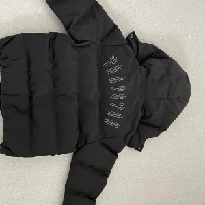 Trapstar jacka - Hej säljer nu min trapstar jacka har använt den max 5 gånger. Storlek M, säljer den för 3000kr men kan gå ner i pris vid snabb affär!! Kan frakta men köparen ska stå för frakten. Enda felet me jackan är att T på zipen har gått sönder. 