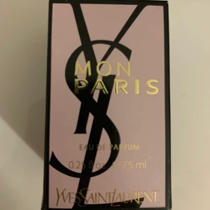 Mon Paris parfym - Passade inte mig helt i doften. Öppnad men inte testad. Man öppnar locket så utan sprayfunktion. Frakt tillkommer! 7.5ml. BUD ÄR BINDANDE. Frakt 24kr med frimärken. Kan även posta spårbart eller via plick om så önskas. Kan mötas upp i malmö