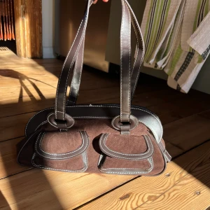 Axelväska  - Säljer denna fina sammet väska som jag har köpt från humana. Väskan är i fin sick! Pris kan diskuteras❤️