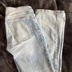 Blåa lågmidjade jeans!  - Supersnygga lågmidjade jeans, finns även i grå! Insydda i midjan för en mer formande figur, men enkelt att sprätta upp. Fint skick!  Säljer fler lågmidjade jeans på min sida 💙78cm i innerbenslängden och 32cm i midjan (tvärs över) 💙
