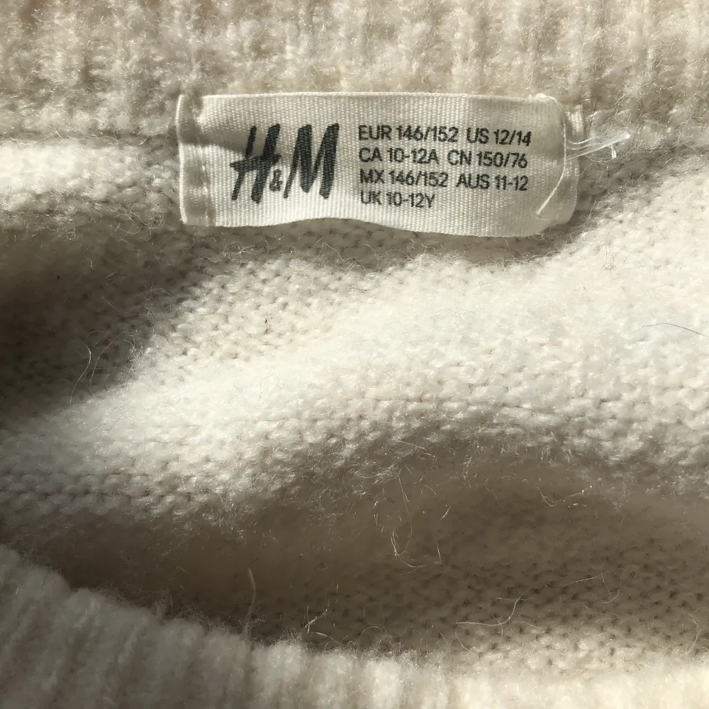 Mysig stickad tröja från H&M Storlek 146/152 men passar även mig bra som är 165cm Kan dock vara lite stickig om man inte har linne under <3 Men det beror såklart också på hur känslig man är. Stickat.