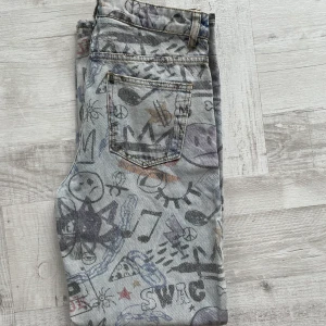 Jeans med tryck - Säljer dessa då de aldrig kommer till användning, inga defekter💗