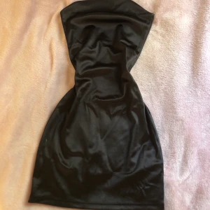 Bodycon klänning - ⚠️TRYCK INTE PÅ KÖP DIREKT⚠️ Svart bodycon klänning från H&M💕 Använd endast en gång💕 Köptes för 99kr och säljer för 30kr+frakt (frakt betalas såklart inte om man möts upp)