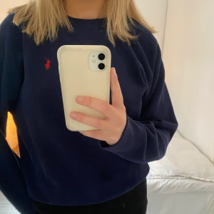 Marinblå Ralph Lauren sweatshirt - Marinblå sweatshirt från Ralph Lauren. Knappt använd, nypris ca 1500.