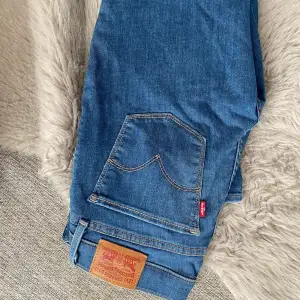 Ljusblå raka Levi’s jeans, använda 1 gång. Köparen står för frakten.