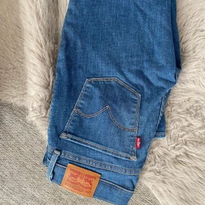 Levi’s - Ljusblå raka Levi’s jeans, använda 1 gång. Köparen står för frakten.