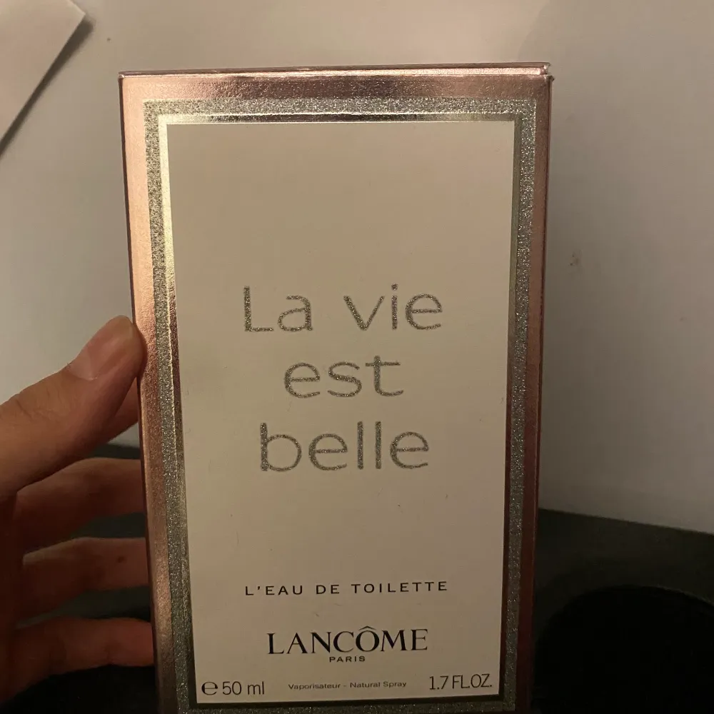 Lancome ”la vie est Belle” parfym 50 ml med box endast sprutad några gånger, nästan som ny! Möts upp i sthlm . Övrigt.