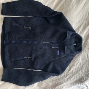 Patagonia fleece storlek s - Gammal och sliten patagonia fleece. Storlek S  Jäkligt sliten men snygg.  Mörkblå 