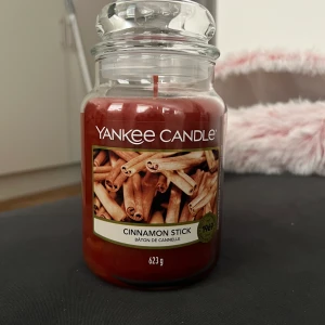 Doftljus - 2st doftljus   500 för båda eller 250:-/ styck