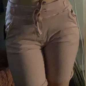 Rosa shorts - Rosa mjuka längre shorts med prislapp på! Fick dem av jobbet, aldrig andvänt. 💗
