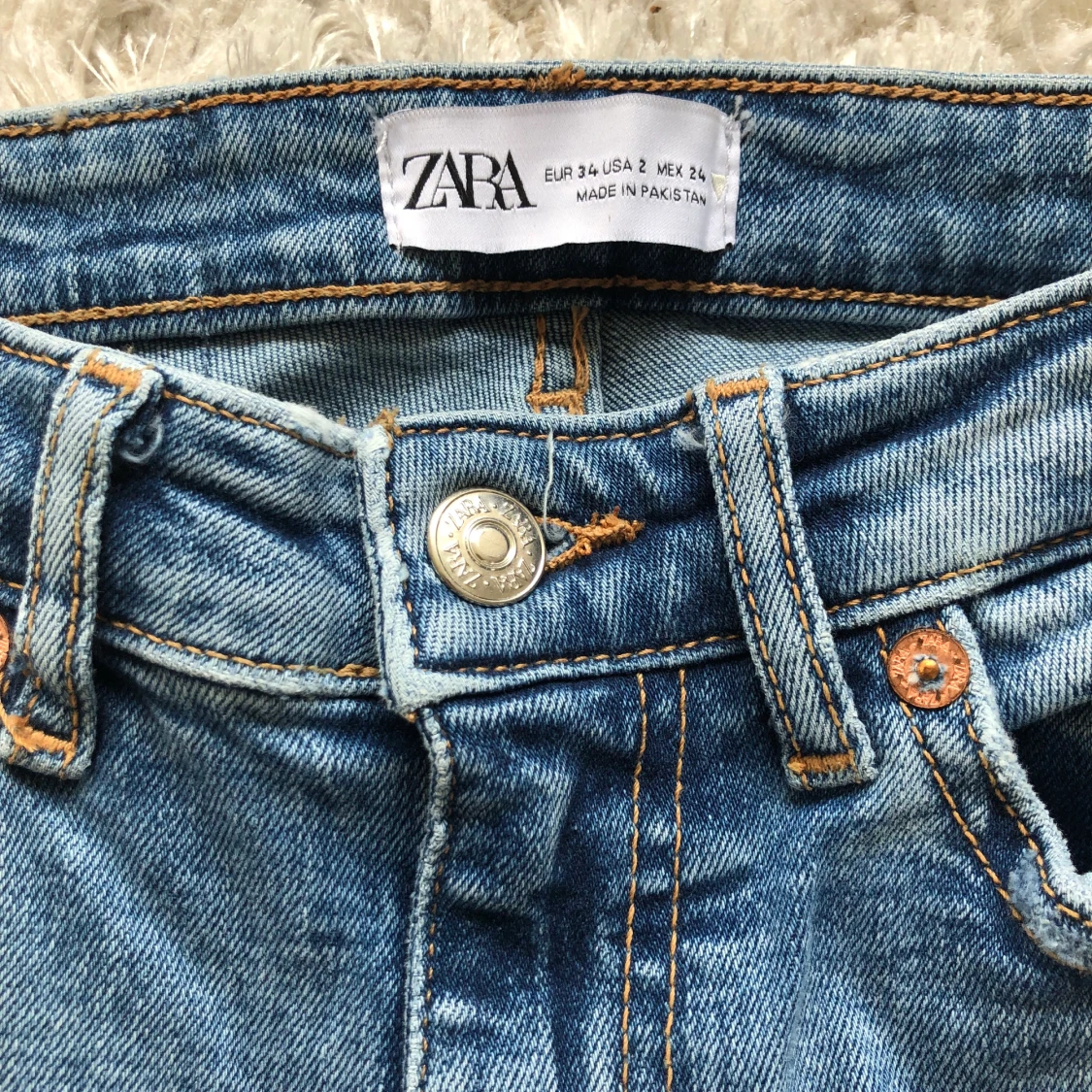 Blåa jeans från Zara med håll i knäna samt slits - 91