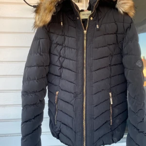 Jacka - Jacka i storlek 40. Märke: Roco baroco Stockholm.