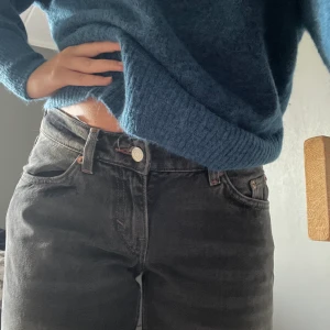 Weekday Arrow - Slutsålda arrow jeans, aldrig använda då dem är för stora på mig:/ köpta för 500kr säljer för 375+ frakt💙 skriv privat om ni är intresserade:)