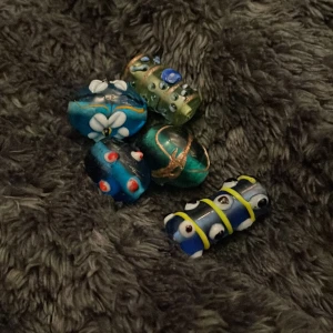 Unika pärlor  - Unika pärlor från en marknad. Alla för 15 kr