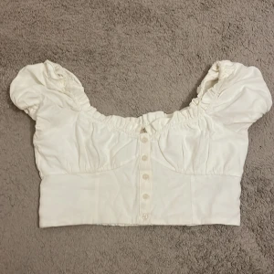 h&m topp - säljer en otroligt fin h&m topp som tyvärr inte kommer till användning. storlek S. bara använd den 1 gång. köpte dom för ett tag sen så fin troligtvis inte kvar i sidan!❤️