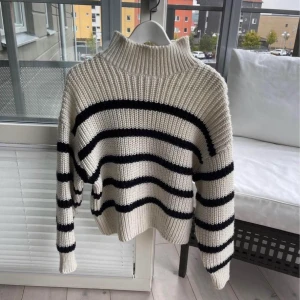 Randig stickat tröja  - Säljer denna randiga stickade tröjan från hm i storlek S. 