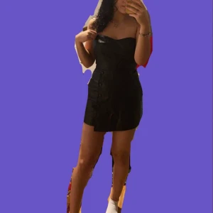 klänning från zara - jättefin oanvänd klänning från zara med shorts där bak så man slipper vara orolig för att den ska råka åka upp :) jättefin men har tyvärr inte kommit till användning. dragkedja där bak