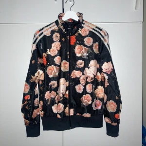 Adidas tröja blommig storlek M - En super snygg adidas jacka med blommor i storlek M. Knappt använd. 