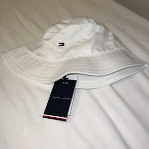 Tommy Hilfiger Oanvänt Bucket Hat - Helt ny och oanvänt hatt. Mötesplats kan diskuteras.
