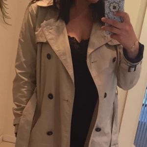 Trenchcoat  - Trenchcoat från mango strl M (men passar S liten i strl) 