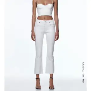 Vita kick flare jeans från Zara. Oanvända och Storlek 34 !!