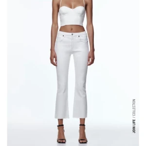 Vita jeans Zara - Vita kick flare jeans från Zara. Oanvända och Storlek 34 !!