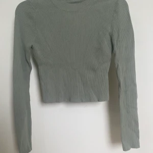 ribbad långärmad  - croppad, grå-grön, ribbad långärmad tröja i skönt material💘