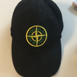 Stone island  - Tjena har en ganska gammal Stone island keps. Skick 5/10. FAKE!!!!! 