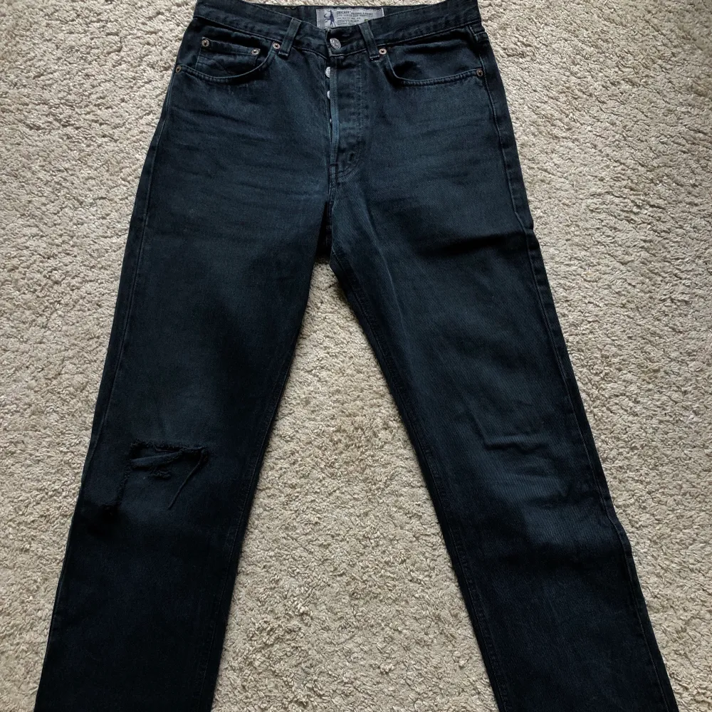 Ett par stentvättade svarta jeans från Crocker. Ett hål på ena knät och frayed nedtill. Gott skick. Skriv vid frågor eller för fler bilder!!. Jeans & Byxor.