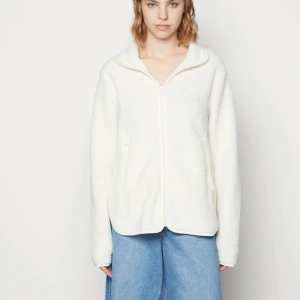 Vit Pilejacka - Vit Pilejacka från Ginatricot. Säljer på grund av att den är lite för stor på mig. Använd 1 gång så den är i väldigt bra skick. Bilderna är lånade men säg till så tar jag fler bilder!  Köparen står för frakt men kan mötas upp i stockholm.