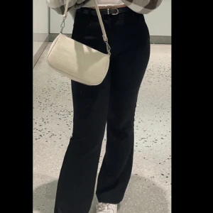 Kostymbyxor - Kostymbyxor från bikbok (Vilma). Jag är cirka 165 cm. Ena knappen har gått av (sista bilden) men man varken ser eller märker någon skillnad. Annars fint skick. Frakt tillkommer.