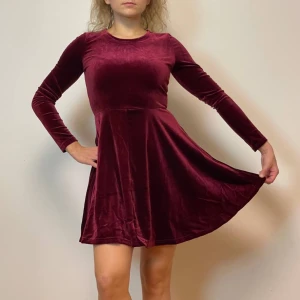 Sammet Jul klänning S - Beställde sammet jul klänning men den är lite för tight för mig. Otroligt fin och passar perfekt för jul! 