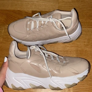 Sneakers  - Snygga beiga sneakers från NA-KD. Använda 1 gång så är i princip som nya. St 36. Skriv för flera bilder. 