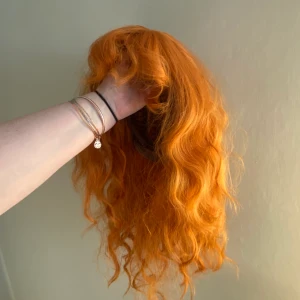 ginger peruk  - säljer denna fina peruken från shein! lappen är fortfarande kvar och denna är knappast använd. 💋 hör av dig vid intresse! ❣️