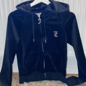 Juciy couture kofta med glitter text - Säljer denna fina juciy couture kofta, endast provad 1 gång. Jätte fin och skönt material, hör av er om ni undrar något❤️