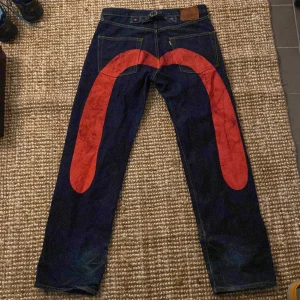 Evisu jeans - Säljer mina asfeta evisu braller! Storlek 34x34 så de är ganska långa men passar mig bra som e typ 177cm. Straight fit o lägger sig tvär nice över skorna. Perfekta för y2k stilen! 