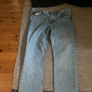Zara jeanse - Populära Zara jeanse midwaist i världens finaste färg. Har klippt liten liten slits nere så de faller snyggare på skor. Syns ej. Långa 