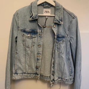 zara jeans jacka - säljer mina jeans jacka från zara, köpt i storlek xl men passar bra på xs/s som oversized, knappt använd och mycket bra skick