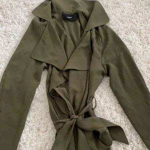 Kappa - Jättefin kappa som jag verkligen älskar men köpt ny. Köpt för ca 500kr. Inga fläckar och band runt kan man ta av och på. 