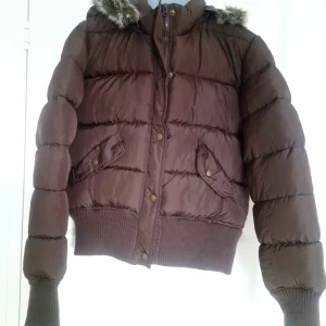 Så snygg vinterjacka! - Mörkbrun kort vinterjacka i strl 10 , S. Varm och skön. Helt ny. 